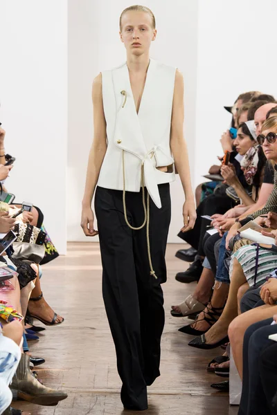 Look 17